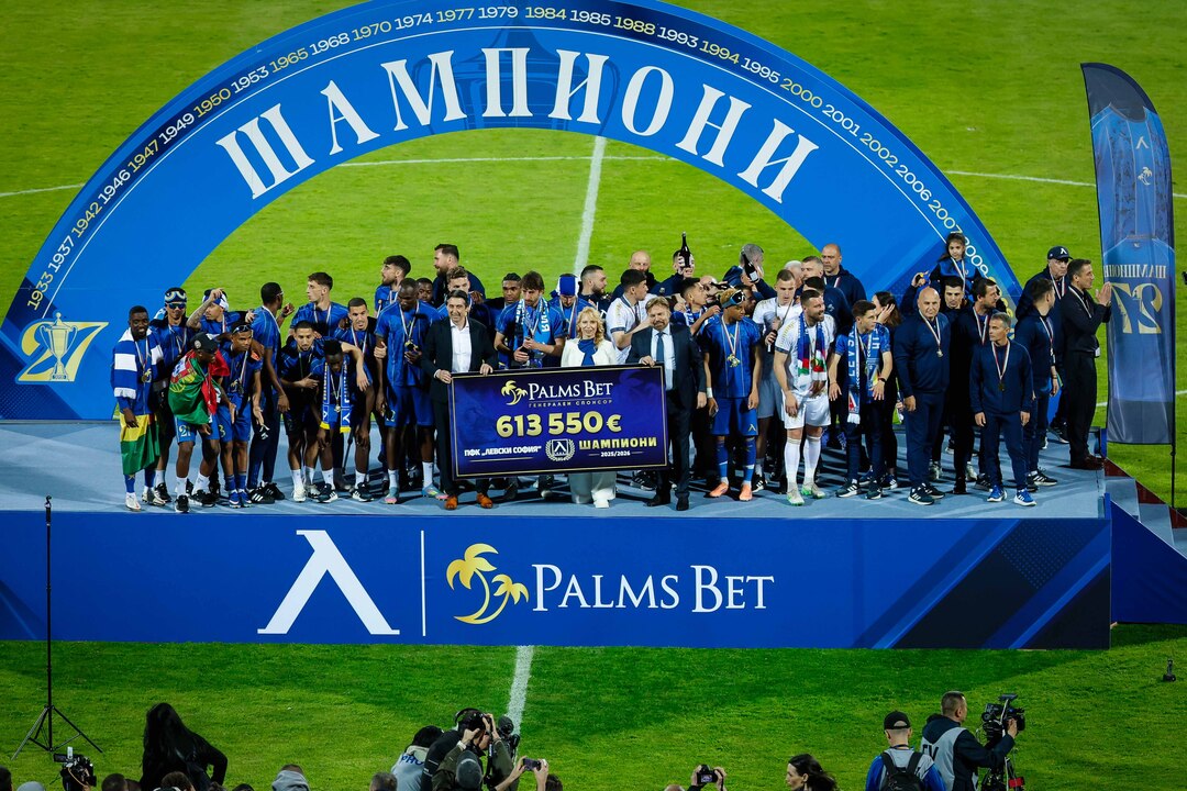 Мило Борисов и Роси МакКий връчиха специална шампионска премия от Palms Bet на новия шампион Левски