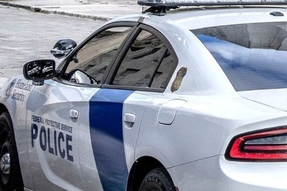 Шестима българи са задържани преди АЕК - Левски, открити са три ножа