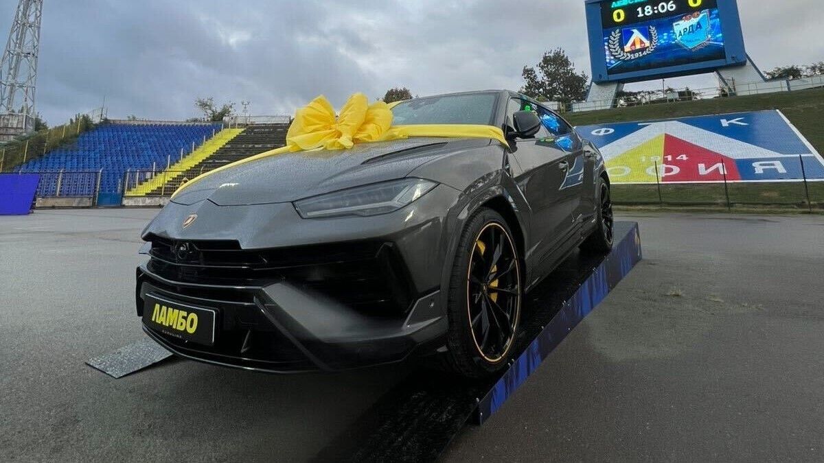 Lamborghini Urus S засия на стадиона по време на „Левски“ – „Арда“