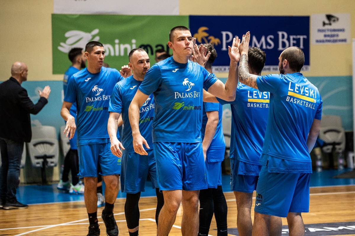 Левски загуби от Шумен след късна драма