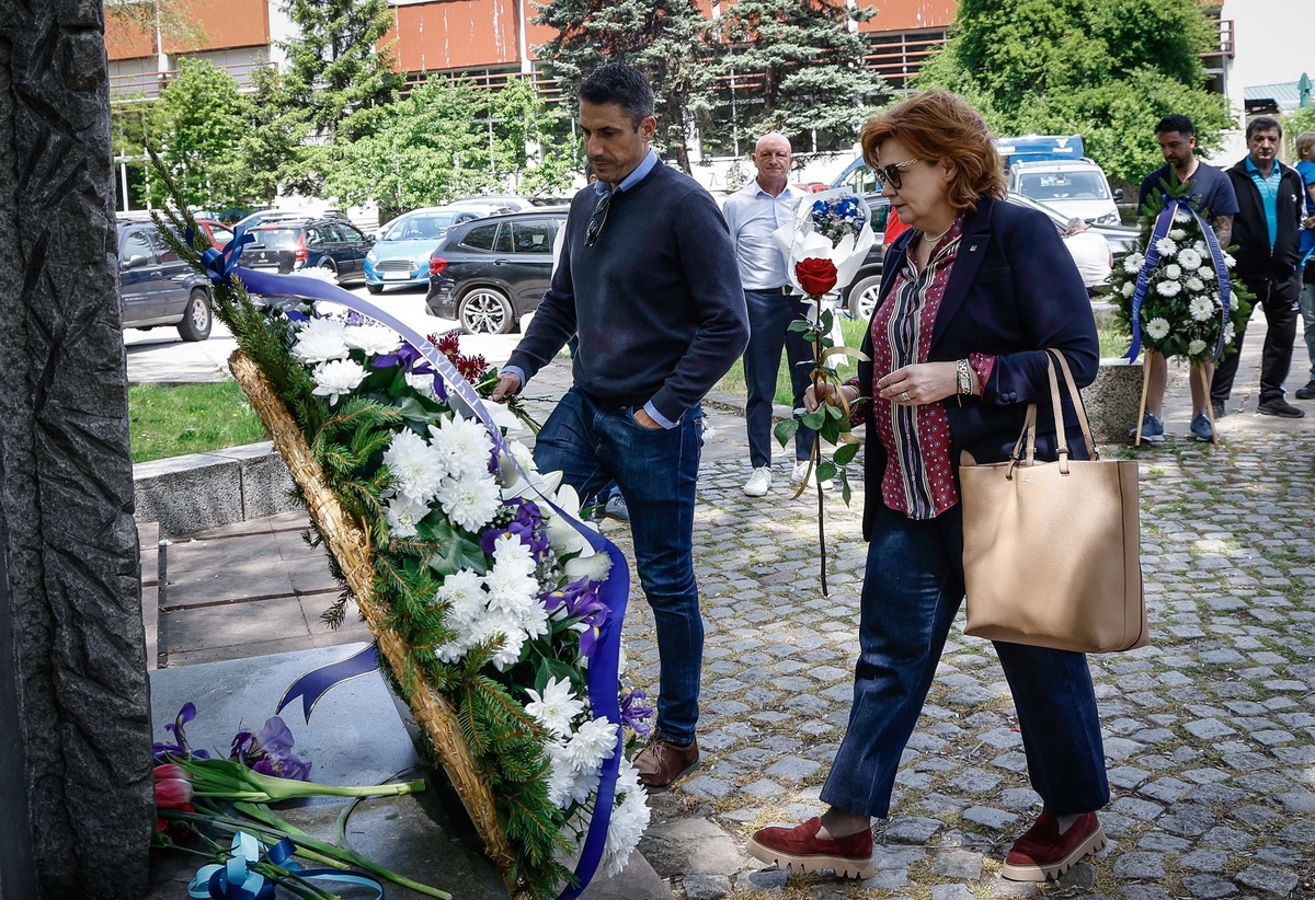 Левски почете с венци и цветя легендарния и непрежалим Гунди