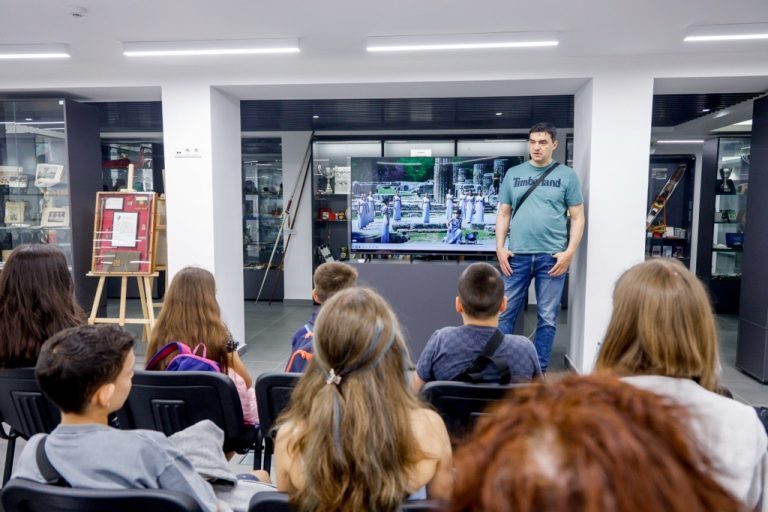 Фондация „Спорт в България“ срещна в НСА млади спортни таланти с успели спортисти