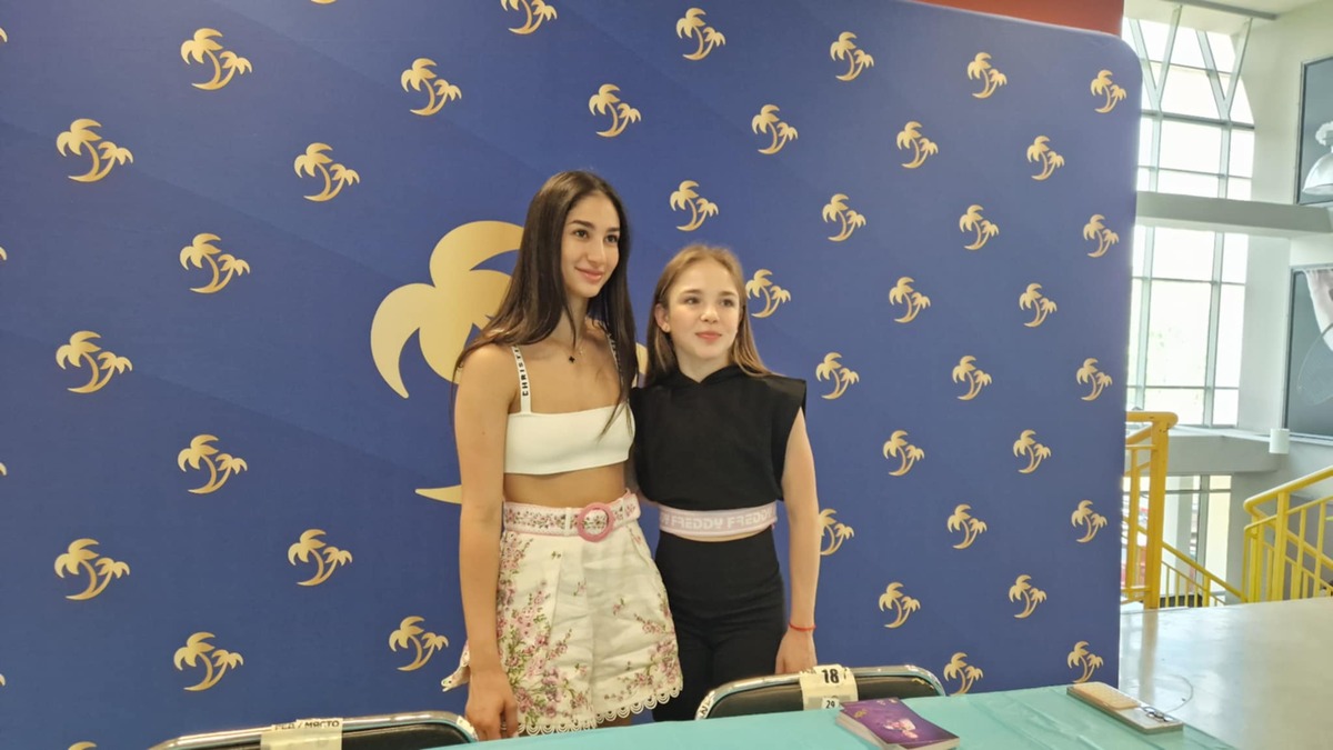 Стилияна Николова и Ева Брезалиева озариха щанда на Palms Sport на Световното