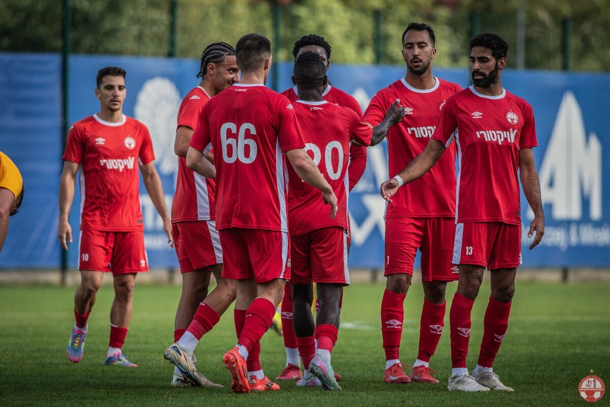 Основни футболисти на Апоел Беер Шева на линия за Левски
