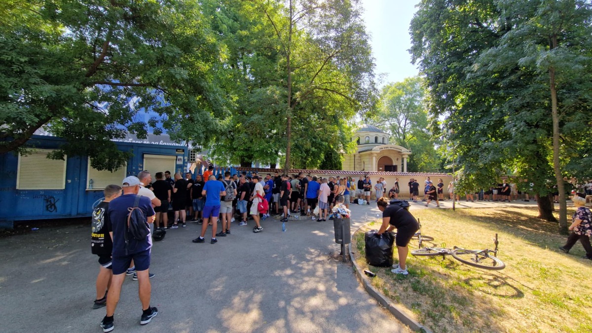 Огромни опашки за билети се извиха на "Герена", онлайн пропуските свършиха