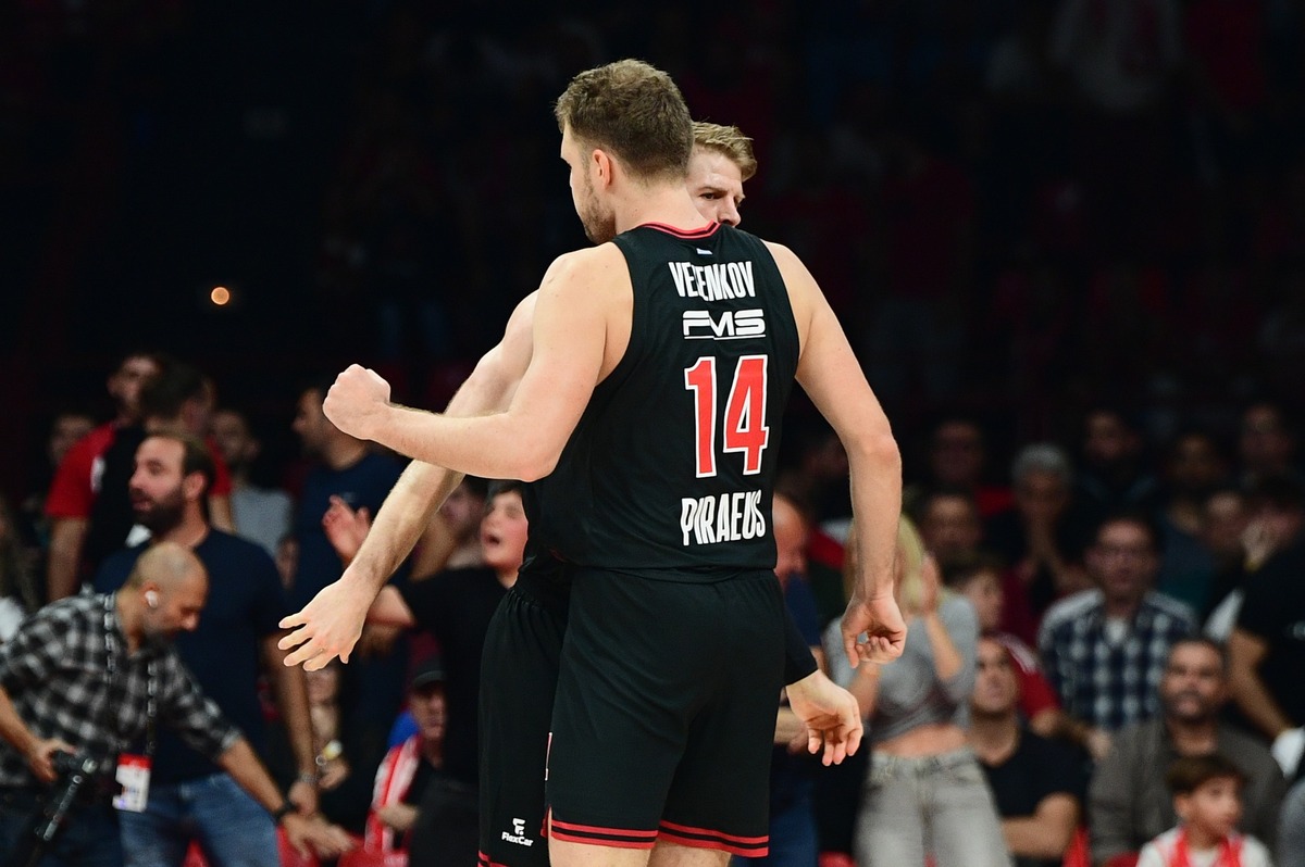 Олимпиакос с Александър Везенков се наложи над лидера в Евролигата Апоел Тел Авив