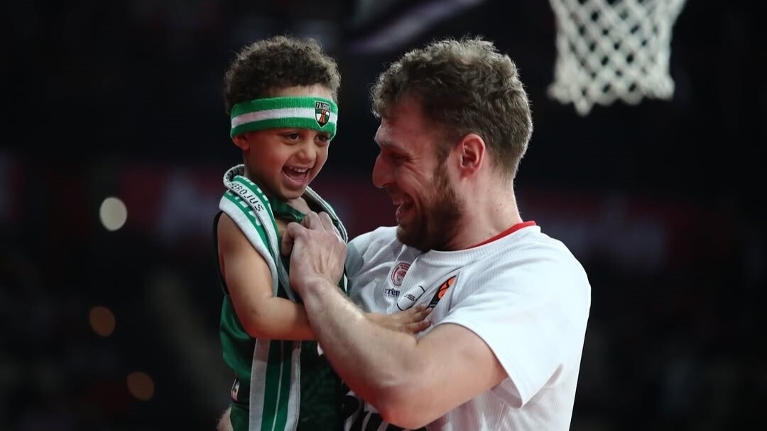 Олимпиакос с Везенков смачка Жалгирис