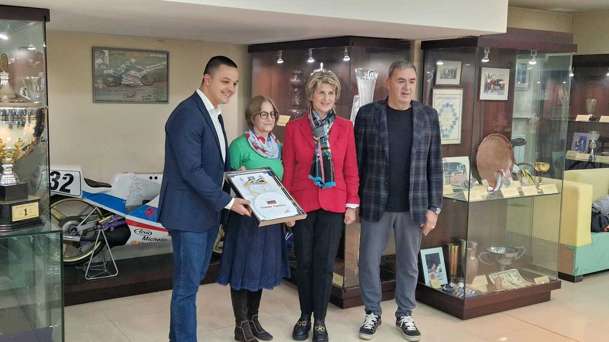 Цанко Цанков дари на Музея на спорта плувната си шапка и очилата от 24-часовото плуване в Дунав