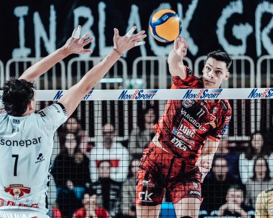 Алекс Николов наниза 30 точки при инфарктна загуба на Лубе