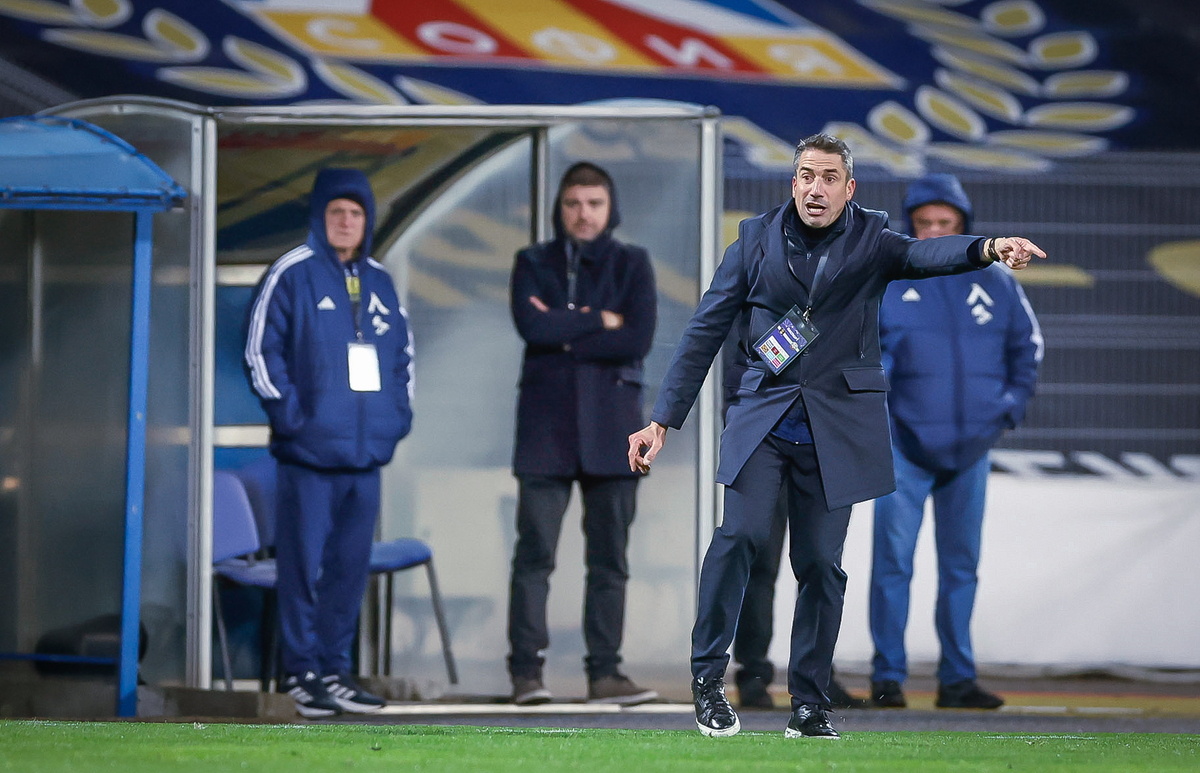 Хулио Веласкес: През този сезон сме в борбата за три трофея, очарован съм от Наско Сираков