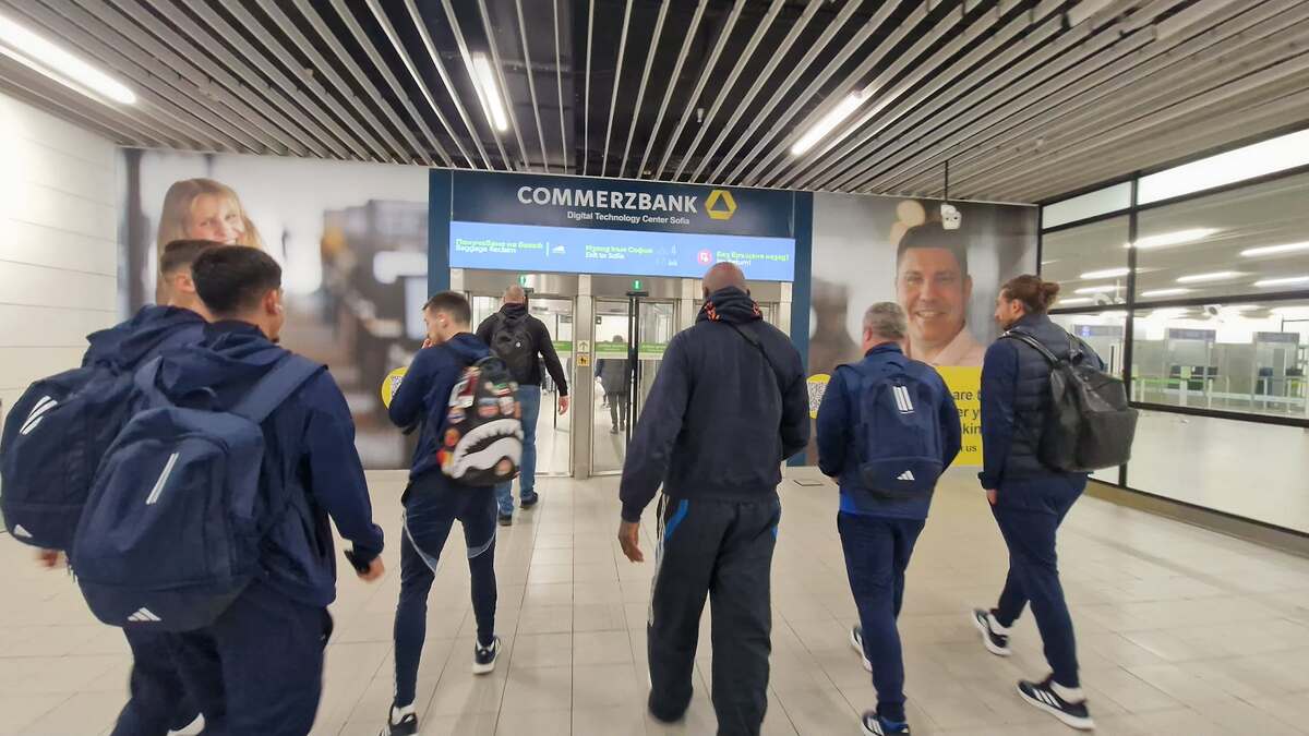 Левски се прибра в София в компанията на... световни кикбокс легенди