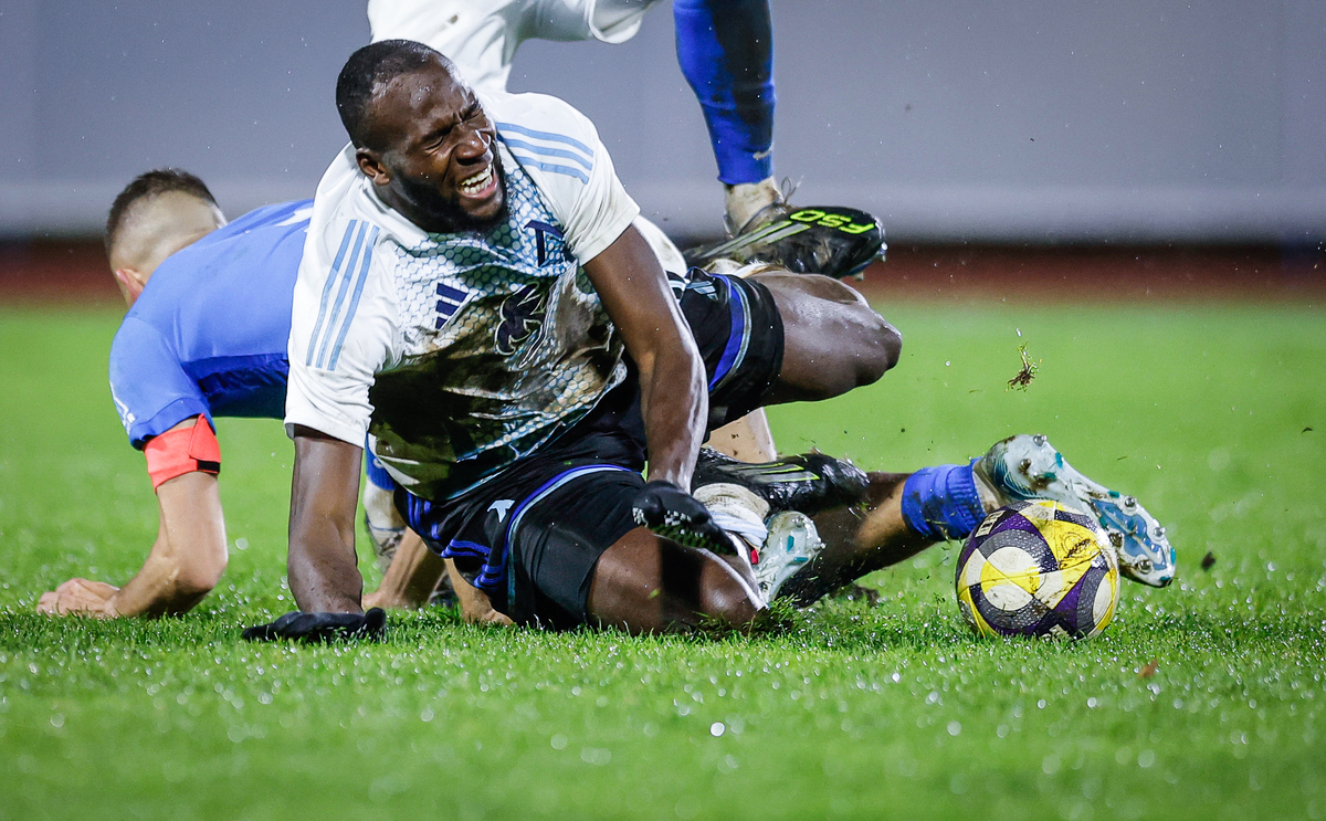 Официално: Сангаре и Костадинов наказани за мача с Витоша Бистрица