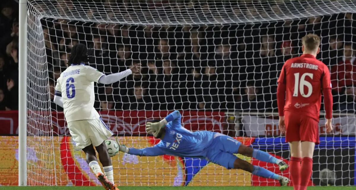 Спасена дузпа от Митов не помогна на Абърдийн срещу Страсбург