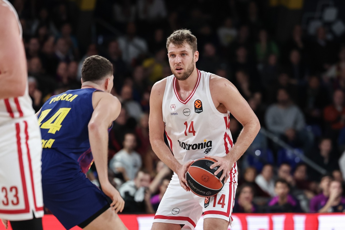 Силен мач на Везенков не стигна за Олимпиакос срещу Барселона