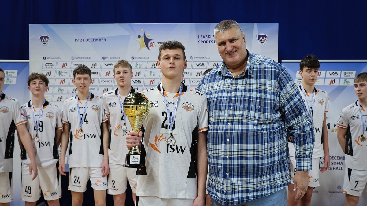 Любо Ганев награди шампионите в петия турнир "Звезди на бъдещето" в София