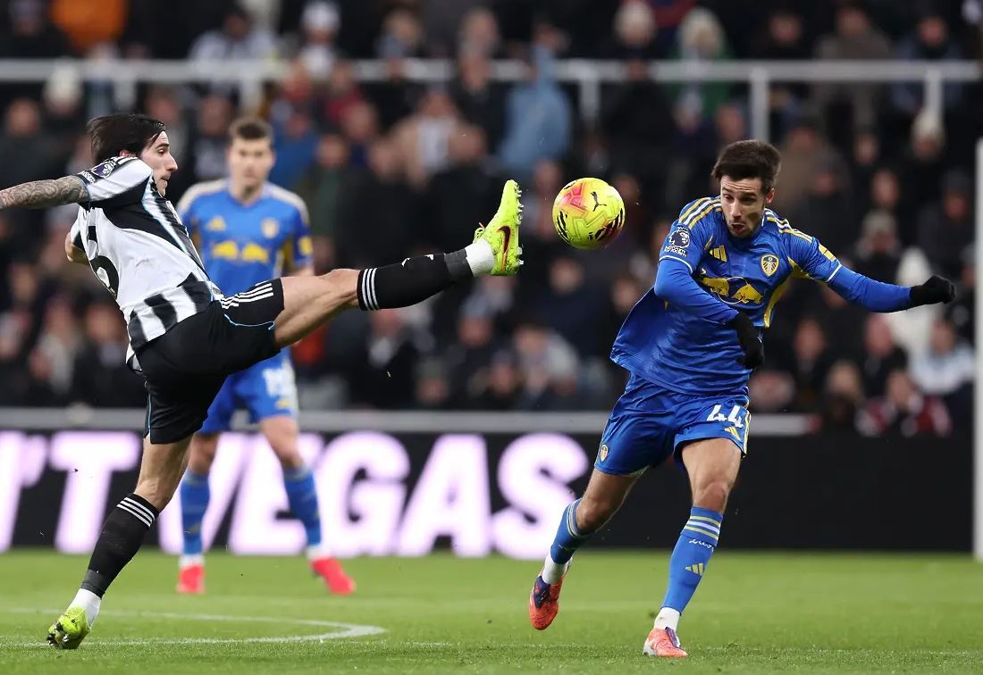 Груев и Лийдс отстъпиха драматично на Нюкасъл в мач със седем гола