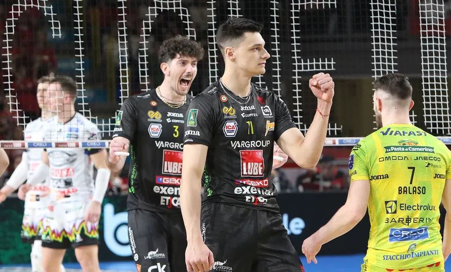 Супер Алекс Николов с 19 точки, но Лубе загуби дербито с Перуджа