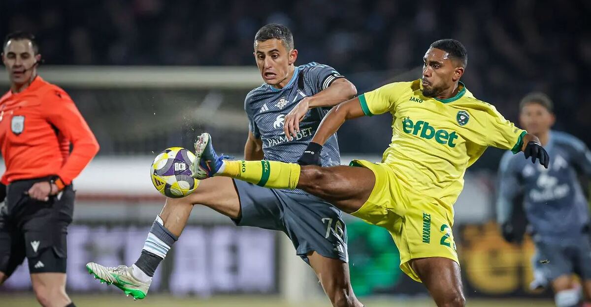 Първите обяснени съдийски решения в България: спестен е жълт картон на Георги Костадинов