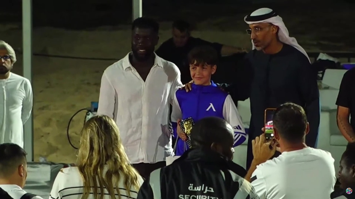 Максим Костов от Левски U13 бе отличен за най-добър вратар на турнира в Дубай