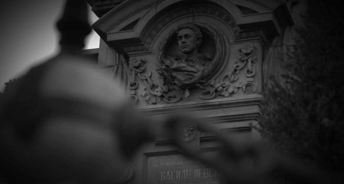 Поднасяне на венци и цветя пред паметника на Васил Левски