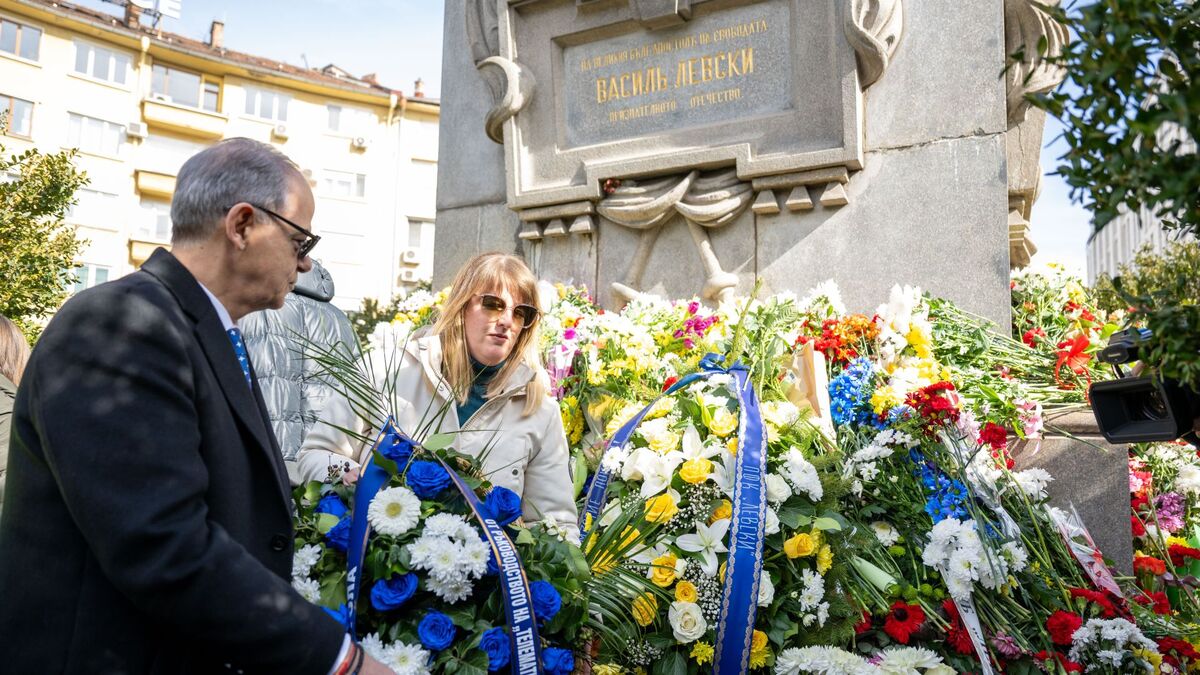 Palms Bet и ПФК Левски се преклониха пред паметта и делото на Апостола на свободата Васил Левски