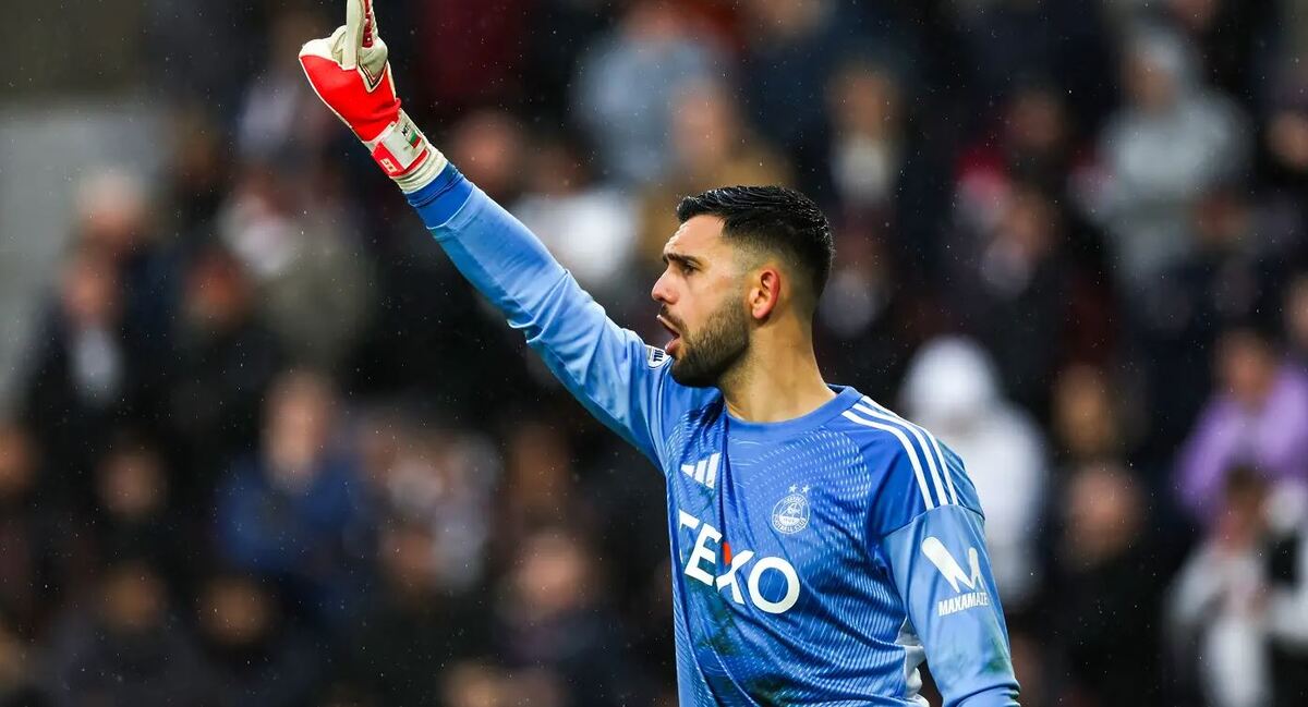 Митов обратно на вратата на Абърдийн при загуба от лидера Хартс