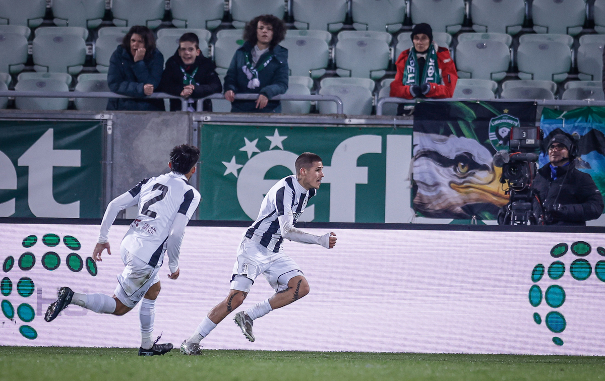 Нелеп автогол спаси Лудогорец от резил срещу Локо Пловдив