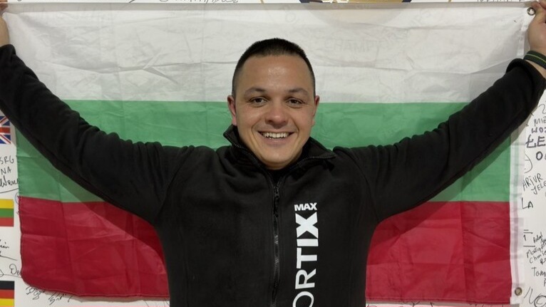 Цанко Цанков е световен шампион по зимно плуване на 450 метра!