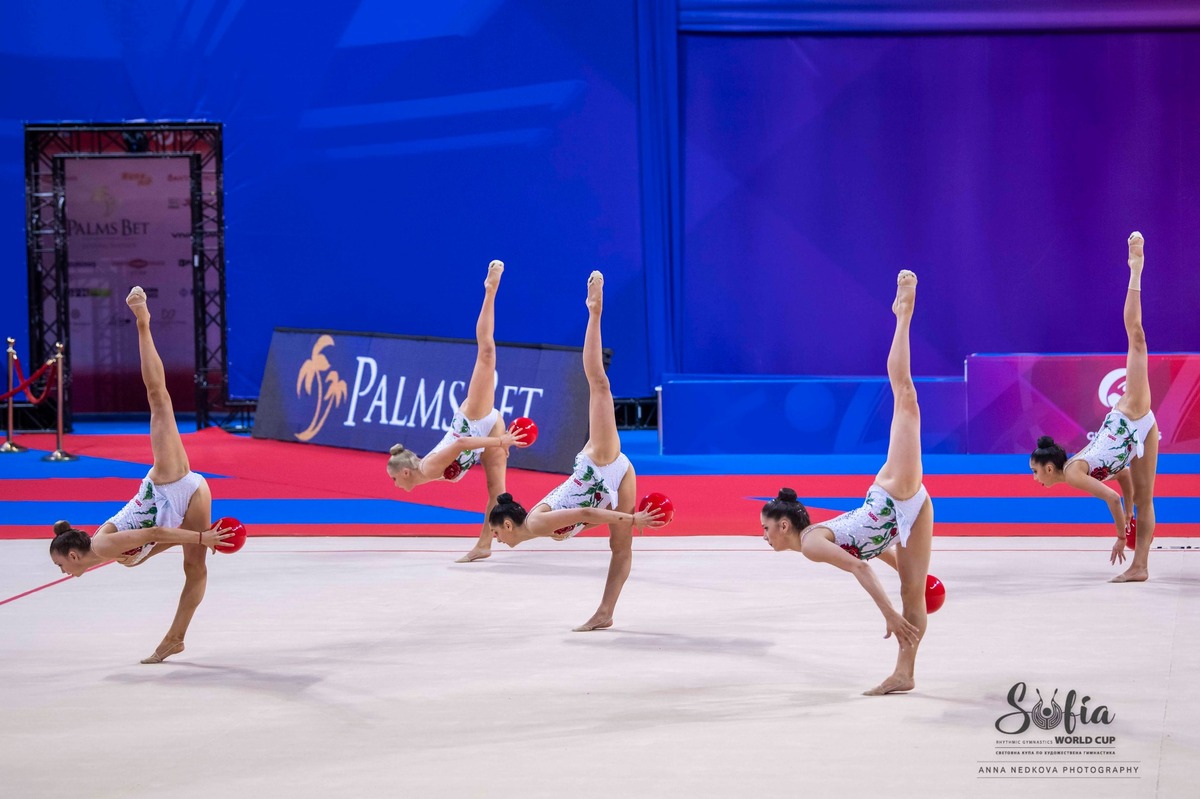 Ден втори на Световната купа в София - Стилияна сутрин, Ева следобед, ансамбълът вечерта