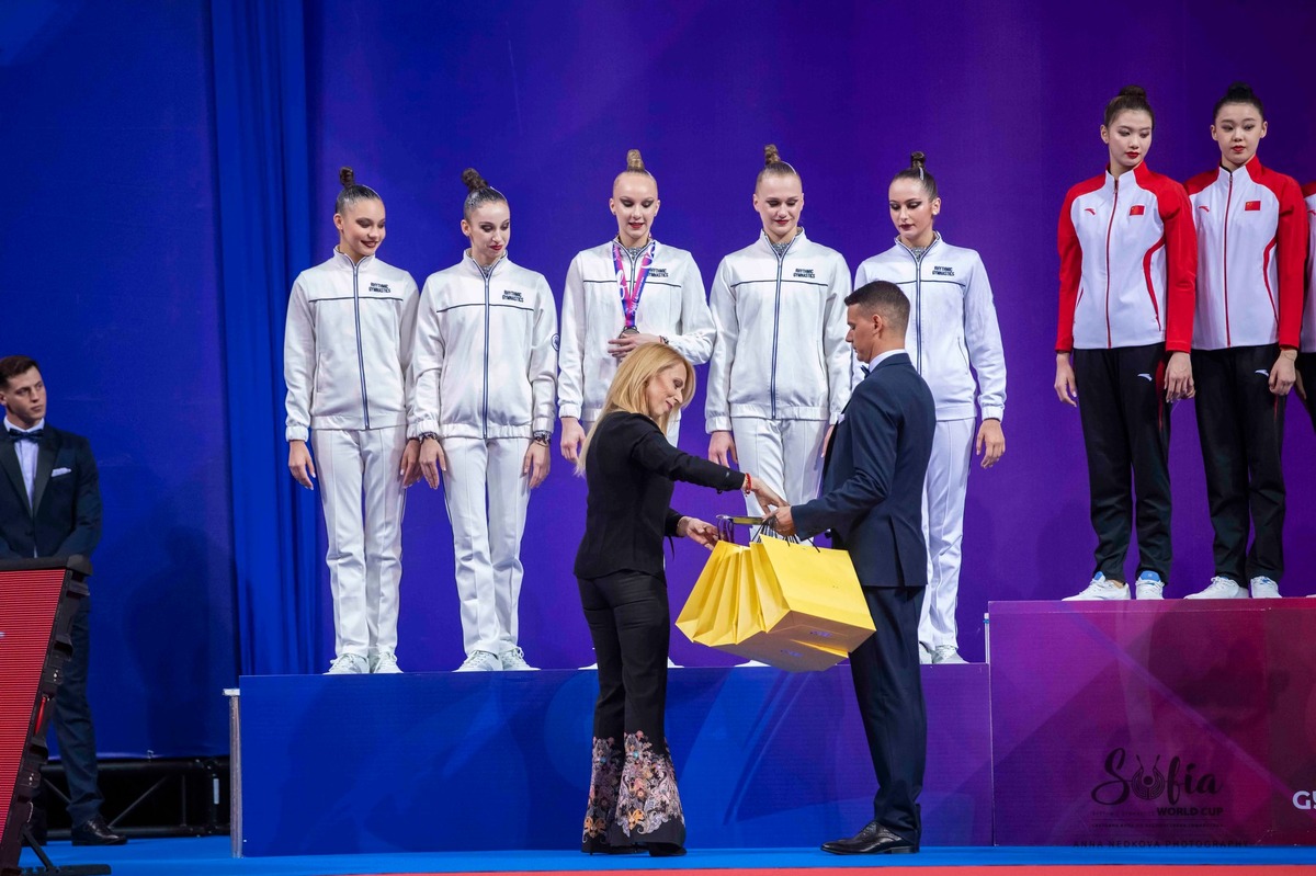 Роси МакКий награди състезаващия се под неутрален флаг руски ансамбъл