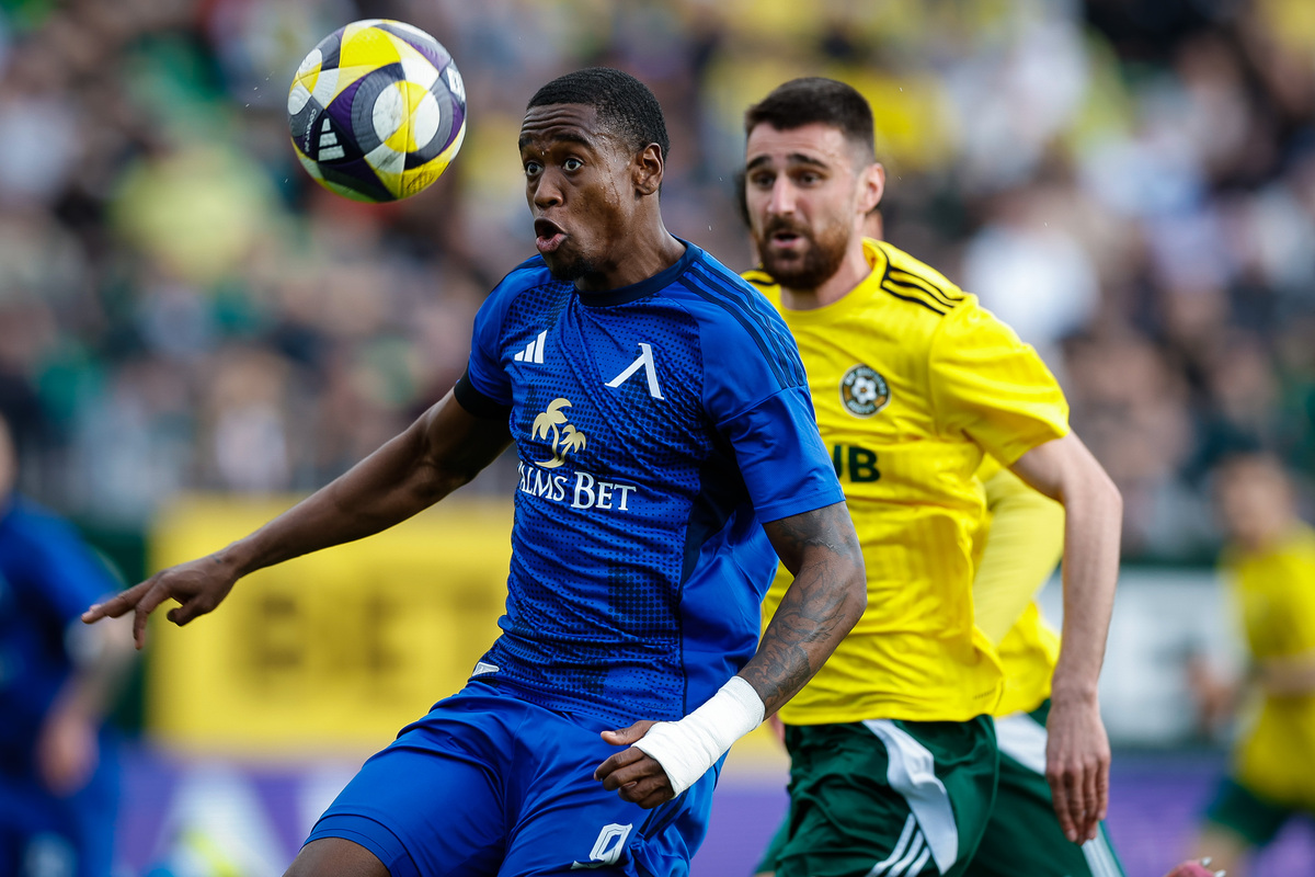 Драма в Добрич и късно равенство между Добруджа и Левски