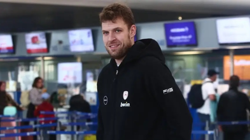 Везенков преди мача на родна земя: Чувствам се малко странно