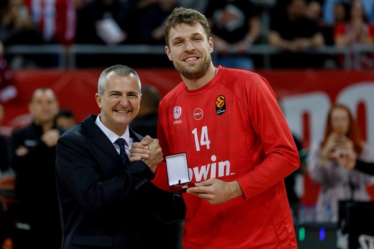 Наградиха Везенков преди мача от Евролигата в София