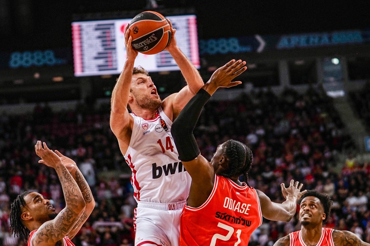 Олимпиакос и Везенков отново спечелиха редовния сезон в Евролигата