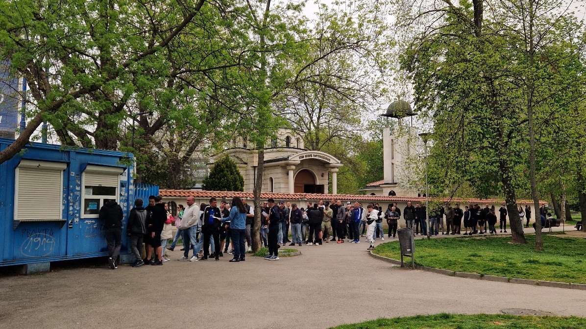 Феновете на Левски нетърпеливи за дербито, опашка се изви при пускането на билетите