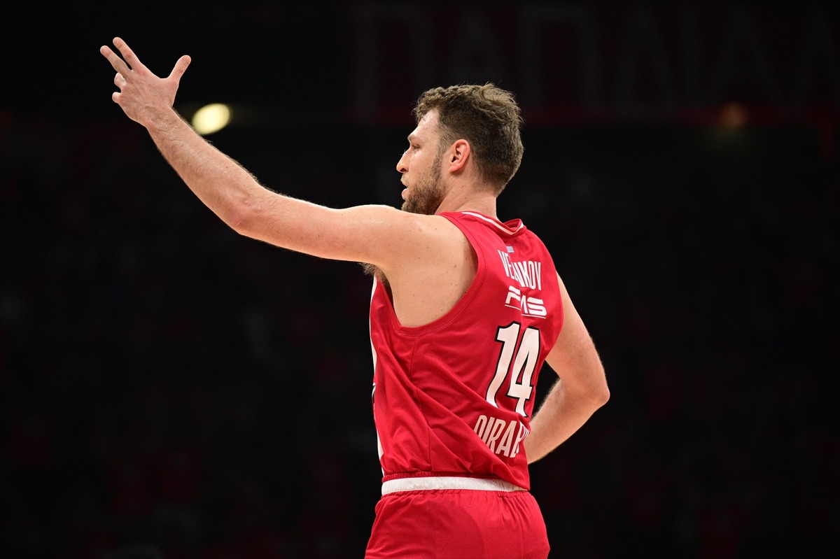 20 точки за Везенков, Олимпиакос поведе на Монако в плейофите в Евролигата