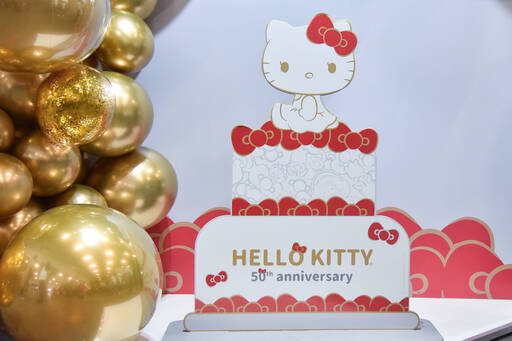 Hello Kitty става на 50 години