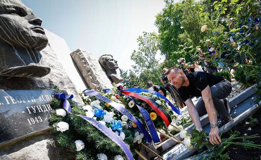 От Левски поднесоха венци на гроба на Аспарухов и Котков