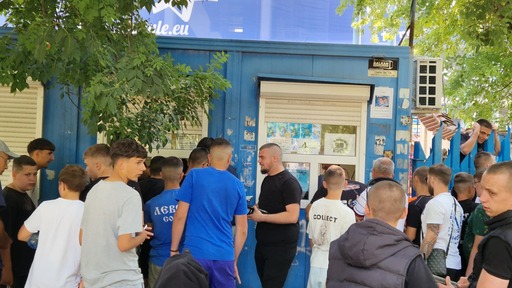 Касите за билети отвориха малко преди 10 часа, песни и факли от чакащите привърженици на Левски