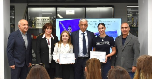 Стилияна Николова и Ева Брезалиева с дарение за НСА