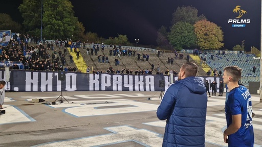 Футболисти и привърженици на Левски празнуват успеха над Добруджа