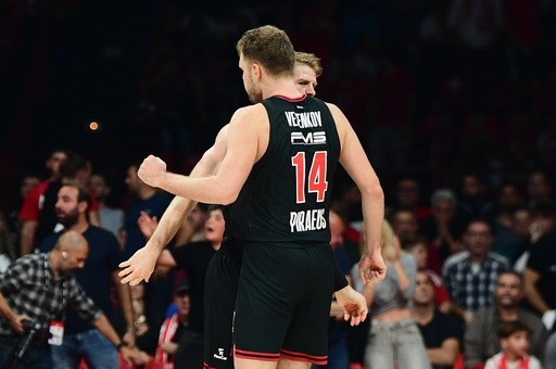 Олимпиакос с Александър Везенков се наложи над лидера в Евролигата Апоел Тел Авив