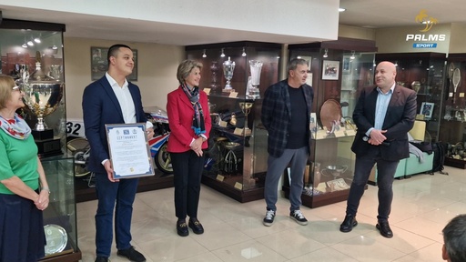 Цанко Цанков дари на Музея на спорта плувната си шапка и очилата от 24-часовото плуване в Дунав