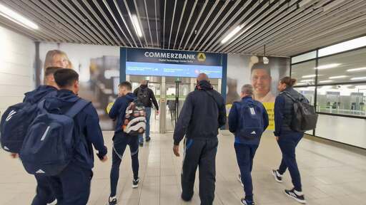 Левски се прибра в София в компанията на... световни кикбокс легенди