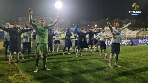 Футболисти и привърженици на Левски празнуват успеха над Спартак Варна