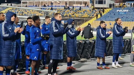 Футболисти и привърженици на Левски празнуват успеха над Витоша Бистрица