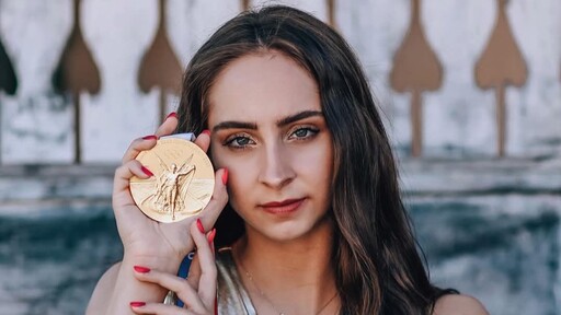 БФХГ с празнична честитка за рожденичката Стефани Кирякова