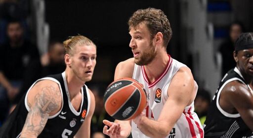 Александър Везенков изведе Олимпиакос до победа над Цървена звезда в Евролигата