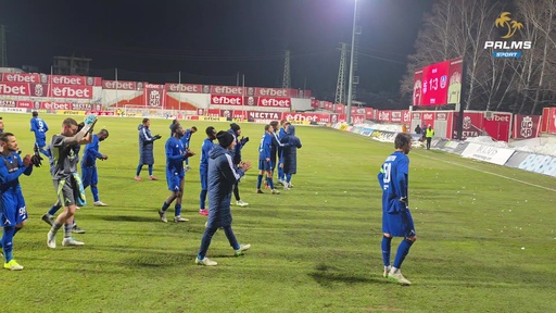 Футболисти и привърженици на Левски празнуват успеха над ЦСКА 1948 в Бистрица