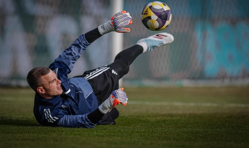 Левски тренира без Костадинов и Кирилов